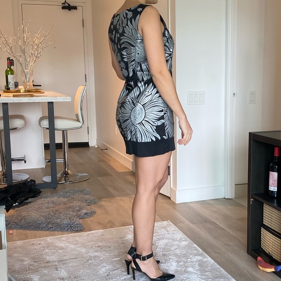Straight cut dress size small - Picture 3 of 3